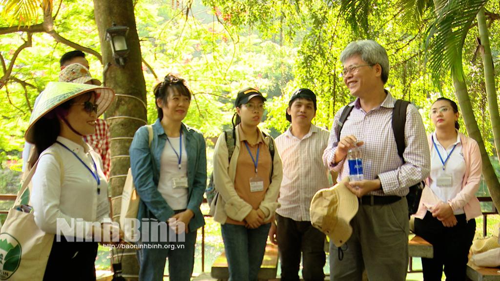 Hướng dẫn viên du lịch là nghề "hot" tại Ninh Bình.