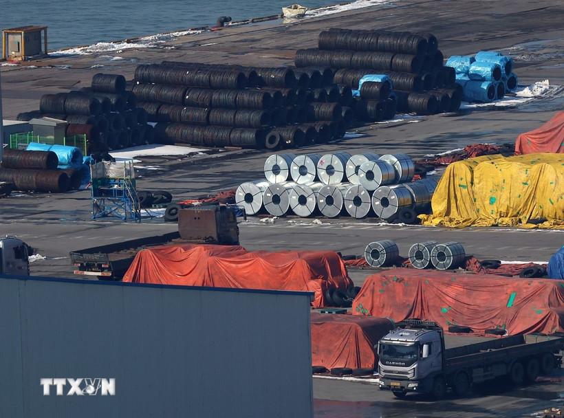 Thép chờ xuất khẩu tại cảng ở Pyeongtaek, Hàn Quốc. (Ảnh: Yonhap/TTXVN)
