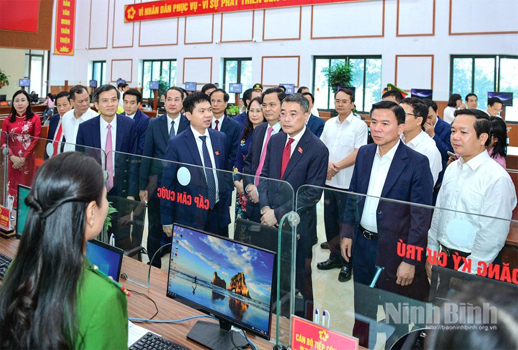 Đồng chí Lê Minh Hưng, Ủy viên Bộ Chính trị, Bí thư Trung ương Đảng, Trưởng Ban Tổ chức Trung ương cùng lãnh đạo tỉnh Ninh Bình đến thăm và kiểm tra thực tế hoạt động tại Trung tâm Phục vụ hành chính công phường Hoa Lư. Ảnh: Trường Giang