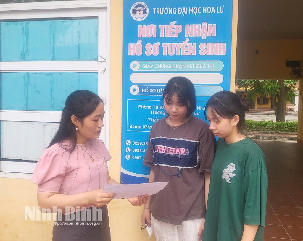 Cán bộ Phòng Đào tạo khoa học, Trường Đại học Hoa Lư tư vấn, hướng dẫn cho các thí sinh.