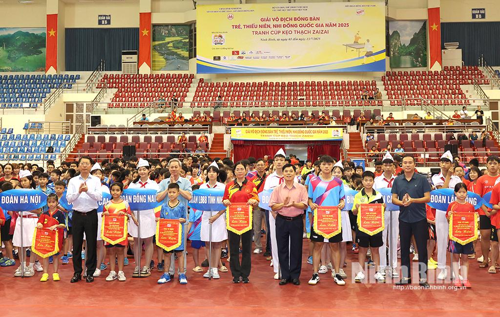 Ban Tổ chức trao Cờ lưu niệm cho các Câu lạc bộ tham gia giải.