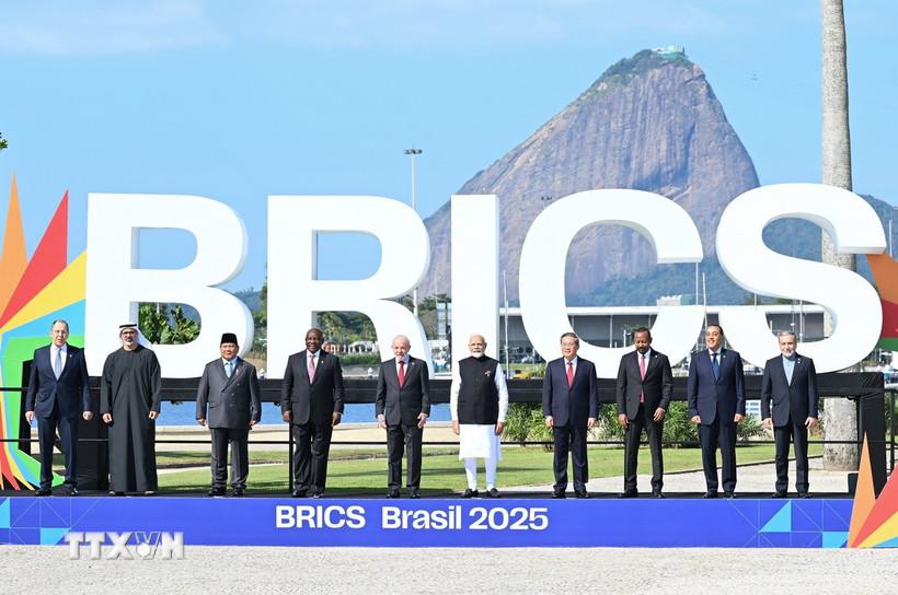 Lãnh đạo các nước BRICS chụp ảnh chung tại Hội nghị thượng đỉnh BRICS ở Rio de Janeiro, Brazil. (Ảnh: THX/TTXVN)