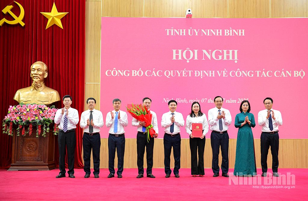 Đồng chí Trương Quốc Huy, Bí thư Tỉnh ủy, Trưởng Đoàn đại biểu Quốc hội tỉnh trao Quyết định, tặng hoa chúc mừng Ban Thường vụ Đảng uỷ các cơ quan Đảng tỉnh.