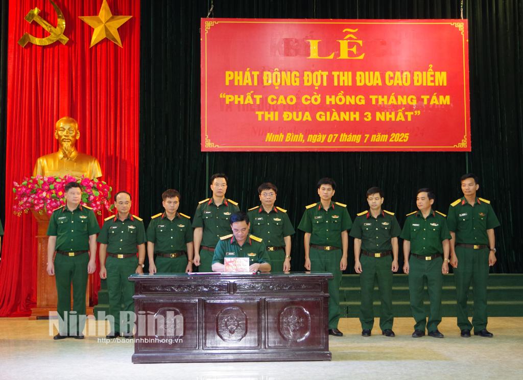 Các cơ quan, đơn vị ký cam kết thi đua.