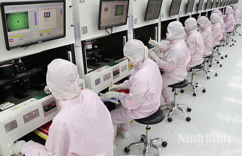 Dây chuyền sản xuất linh kiện điện tử của Công ty TNHH McNex Vina (Khu công nghiệp Phúc Sơn).