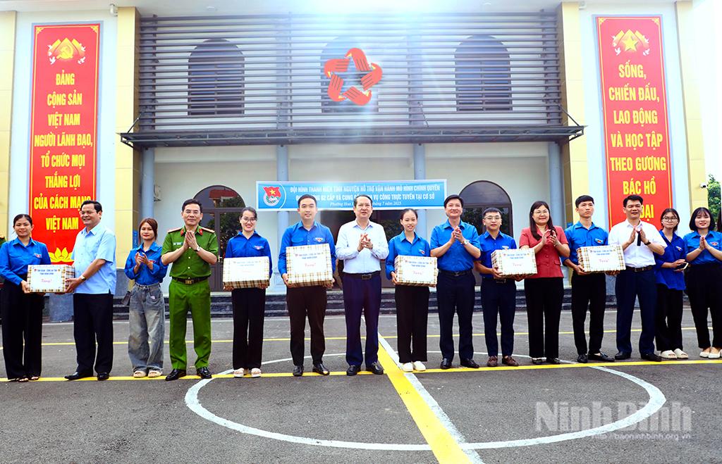 Đồng chí Mai Văn Tuất, Phó Bí thư Tỉnh ủy, Chủ tịch Ủy ban MTTQ Việt Nam tỉnh và các đại biểu tặng quà đội thanh niên tình nguyện hỗ trợ vận hành mô hình chính quyền địa phương 2 cấp.