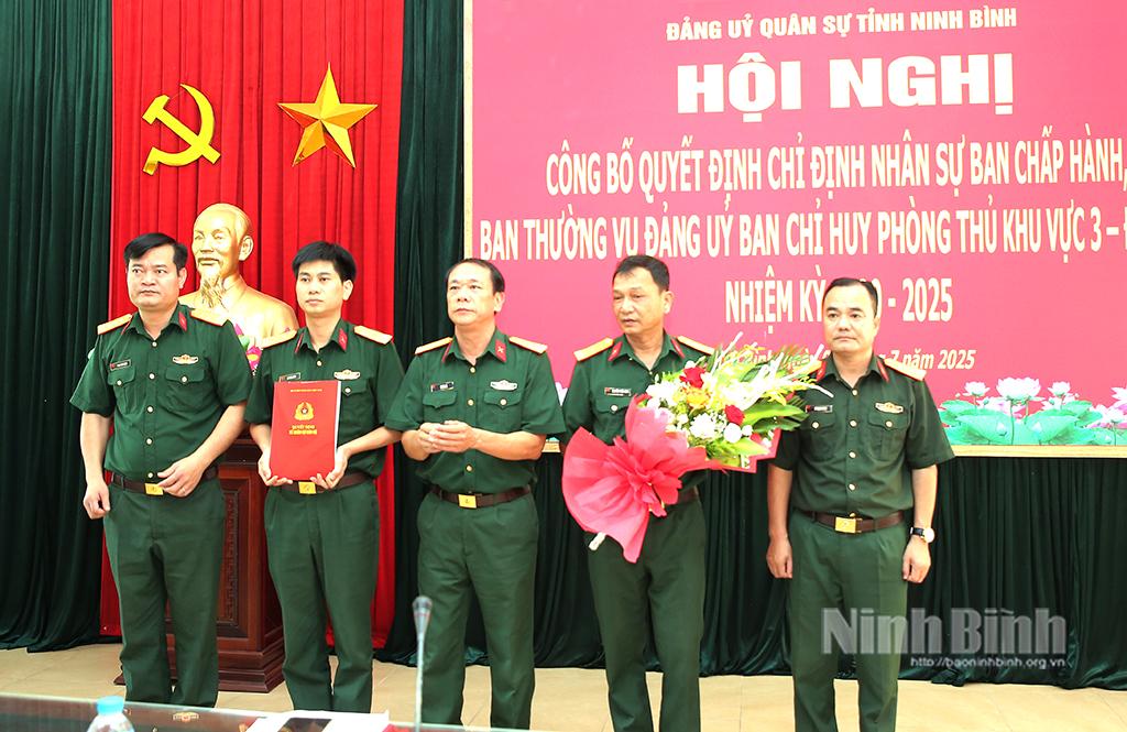 Lãnh đạo Đảng ủy Bộ CHQS tỉnh trao Quyết định cho Ban Thường vụ Đảng uỷ Ban Chỉ huy phòng thủ khu vực 3-Đông A.