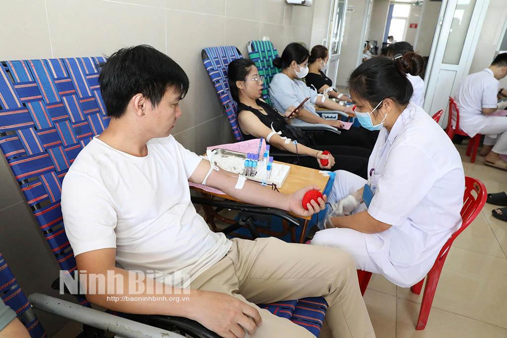 Các tình nguyện viên tham gia hiến máu.