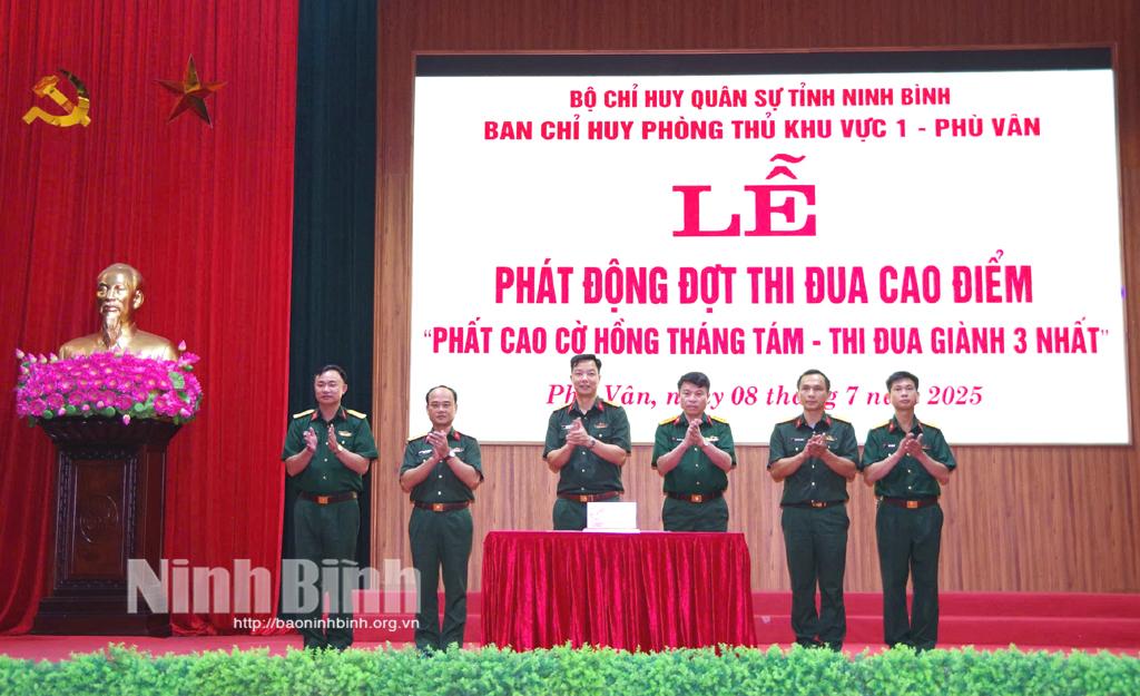 Thủ trưởng Bộ CHQS tỉnh Ninh Bình chứng kiến các đồng chí trong Ban Chỉ huy Phòng thủ khu vực 1 - Phù Vân ký kết giao ước thi đua.