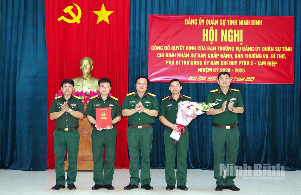 Lãnh đạo Bộ CHQS tỉnh trao Quyết định và tặng hoa chúc mừng Ban Thường vụ Đảng uỷ Ban Chỉ huy phòng thủ khu vực 2-Tam Điệp.
