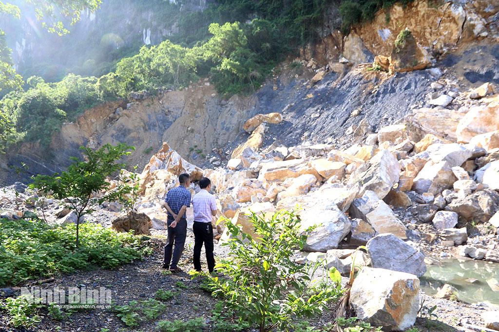 Ngành chức năng đến kiểm tra, đánh giá hiện trường vụ sạt lở núi đá tại phường Tam Chúc.
