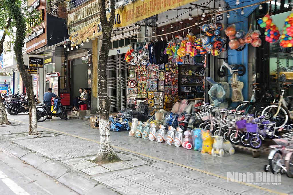 Người dân bày bán hàng hóa lấn chiếm vỉa hè trên đường Lê Công Thanh (phường Phủ Lý).