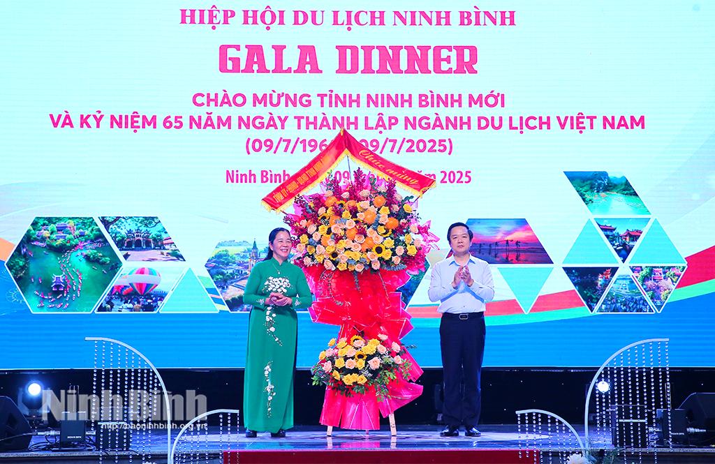 Thay mặt Tỉnh ủy, HĐND, UBND tỉnh, đồng chí Chủ tịch UBND tỉnh Phạm Quang Ngọc tặng hoa chúc mừng cán bộ, cộng đồng doanh nghiệp và những người làm du lịch.