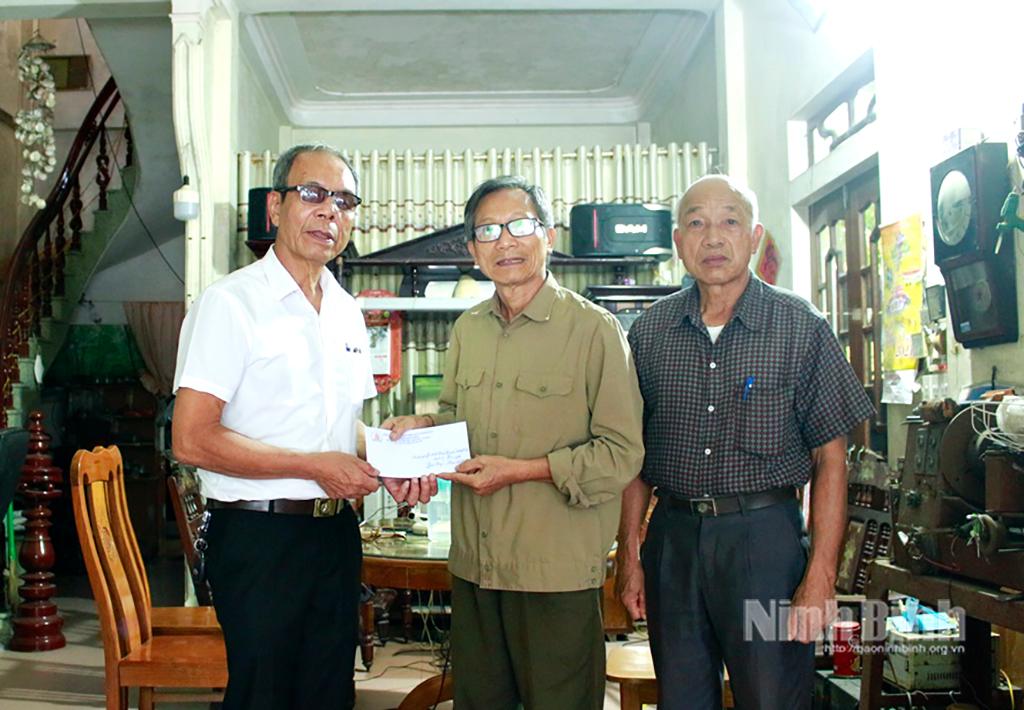 Gia đình nạn nhân Nguyễn Lương Bằng ở xã Giao Bình được nhận quà từ Hội Nạn nhân chất độc da cam địa phương.