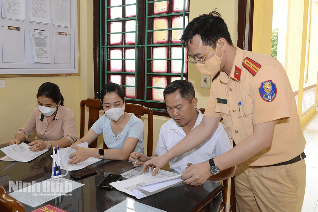 Công an xã Nam Ninh hướng dẫn người dân làm thủ tục đăng ký phương tiện tham gia giao thông.