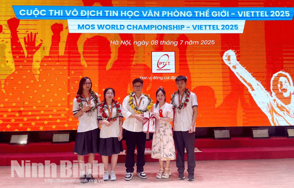 Cô, trò Trường THPT chuyên Lê Hồng Phong tại lễ trao giải. (Ảnh nhà trường cung cấp)