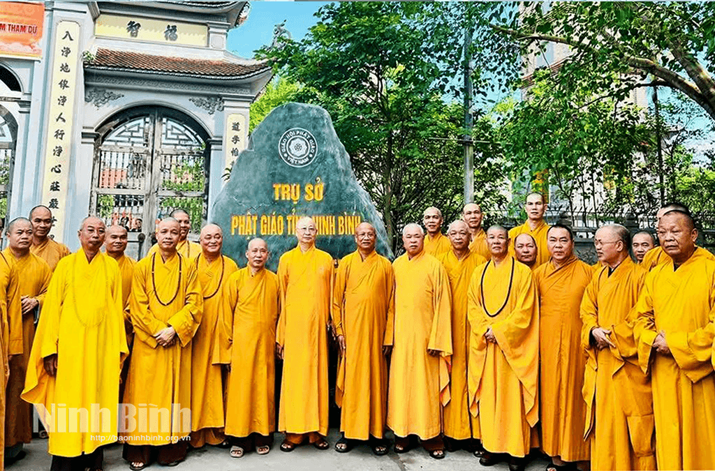 Các vị trong Ban Thường trực Ban Trị sự Giáo hội Phật giáo Việt Nam tỉnh Ninh Bình.
