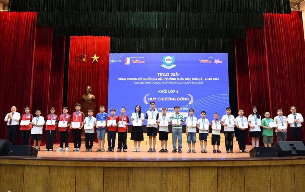 Trao Huy chương Đồng khối lớp 6 cho các thí sinh đoạt giải. Ảnh: Báo Tiền phong