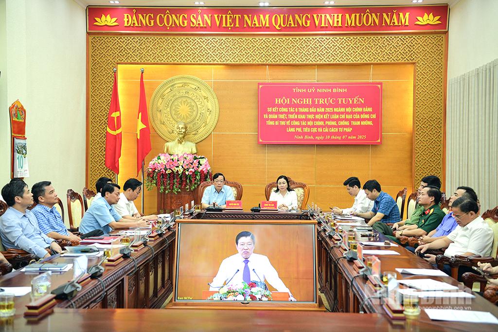 Các đại biểu dự Hội nghị tại điểm cầu Ninh Bình.