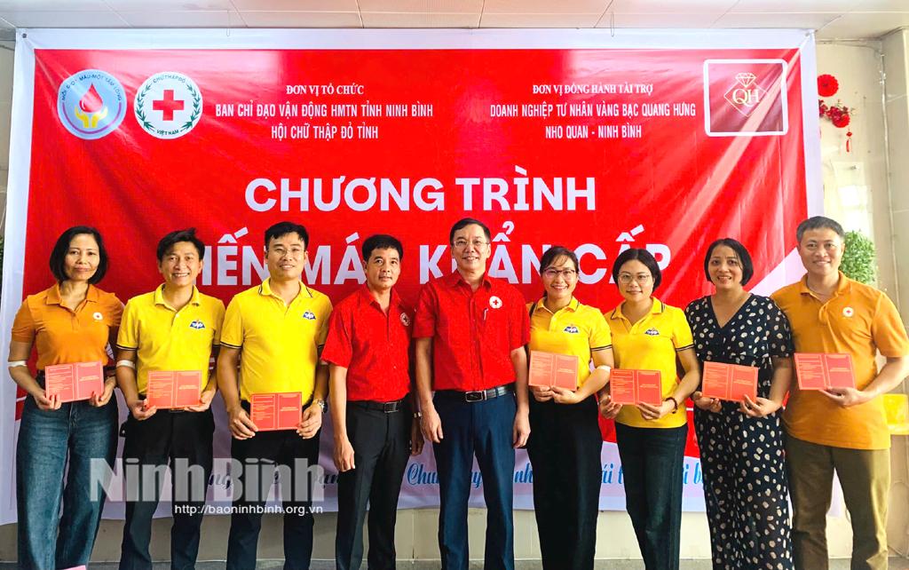 Các tình nguyện viên tích cực tham gia hiến máu tình nguyện.