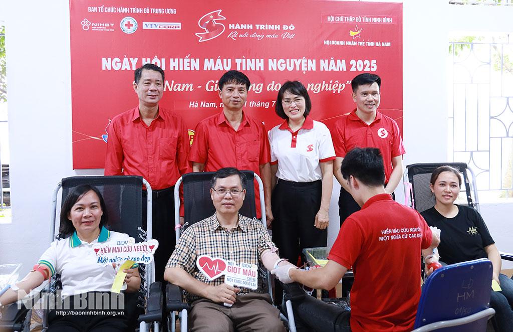 Lãnh đạo Trung tâm Máu quốc gia, Hội Chữ thập đỏ tỉnh động viên các tình nguyện viên tham gia hiến máu tình nguyện.
