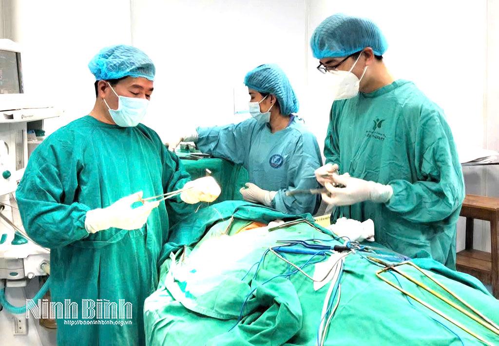 Ê-kíp cán bộ, bác sỹ Bệnh viện Đa khoa Hà Nam thực hiện phẫu thuật cấp cứu bệnh nhân. Ảnh: Bệnh viện Đa khoa Hà Nam