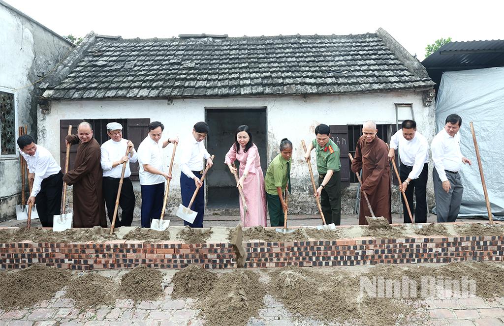 Đồng chí Đinh Thị Lụa, Phó Bí thư Thường trực Tỉnh ủy, Bí thư Đảng ủy các cơ quan Đảng tỉnh và các đại biểu thực hiện nghi thức khởi công xây dựng ngôi nhà Đại đoàn kết.