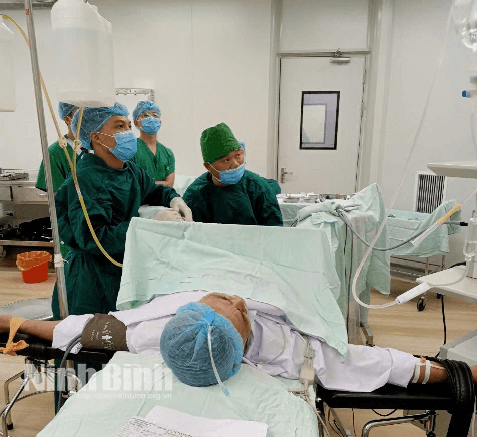 Đại tá, bác sĩ CK2 Đặng Đức Tâm, Giám đốc Bệnh viện Quân y 5 (ngoài cùng bên phải) mổ phẫu thuật nội soi cắt u xơ tiền liệt tuyến.