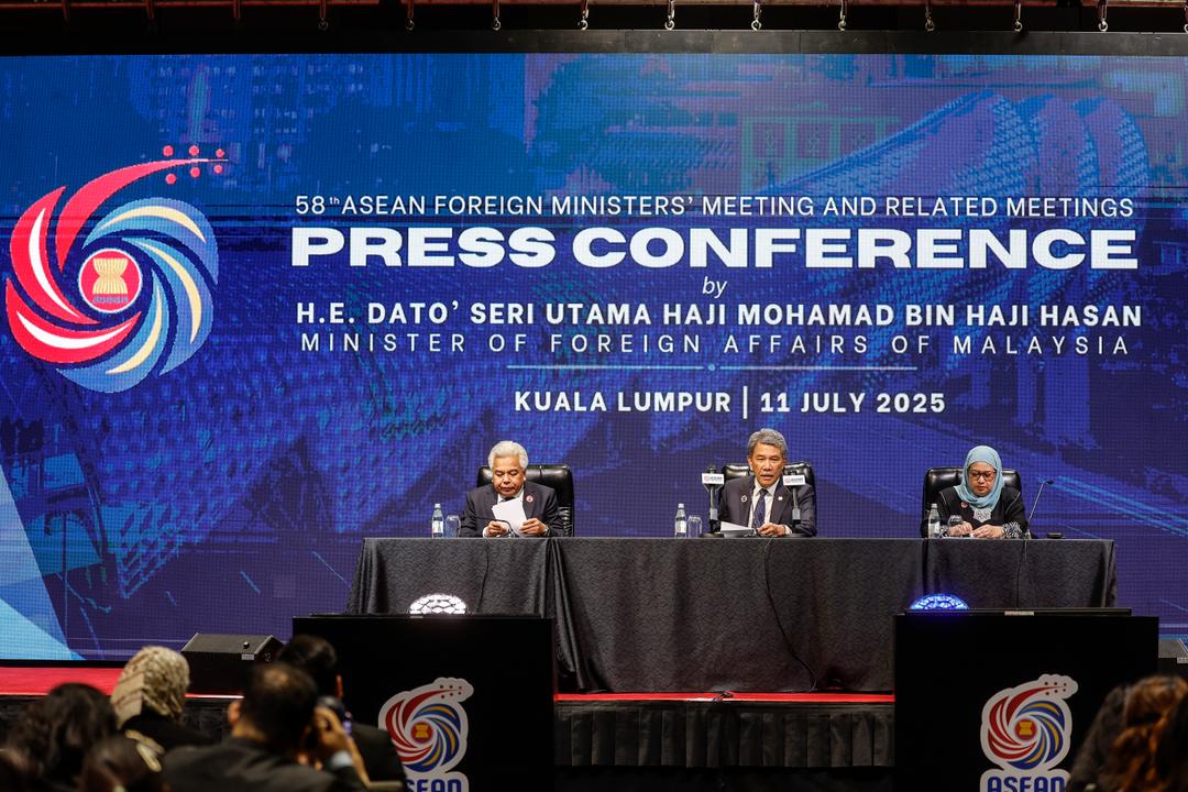 Bộ trưởng Ngoại giao Malaysia Datuk Seri Mohamad Hasan (giữa) phát biểu tại cuộc họp báo.