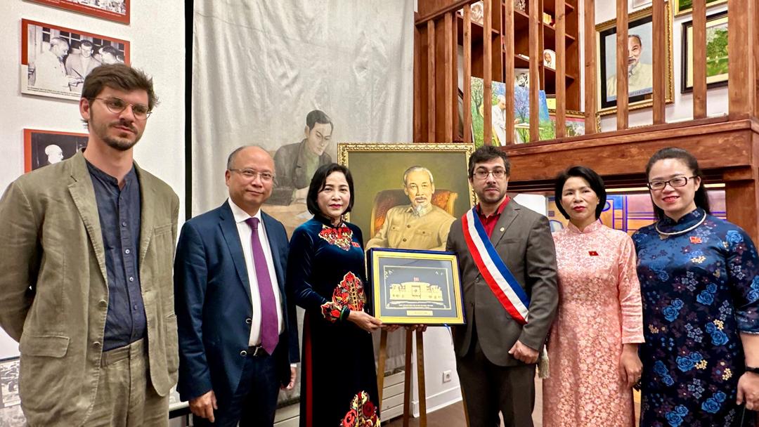 Phó Chủ tịch Quốc hội Nguyễn Thị Thanh tặng lãnh đạo thành phố Montreuil biểu trưng Quốc hội Việt Nam.