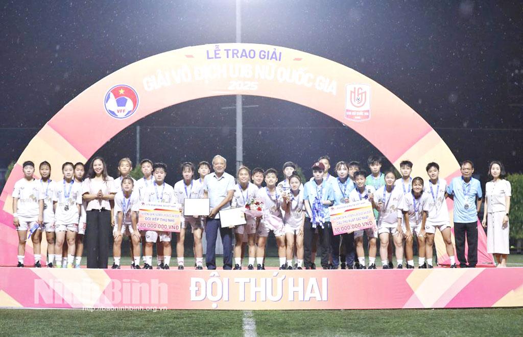 Các cầu thủ U16 Phong Phú Hà Nam giành Huy chương Bạc Giải vô địch U16 nữ quốc gia 2025.