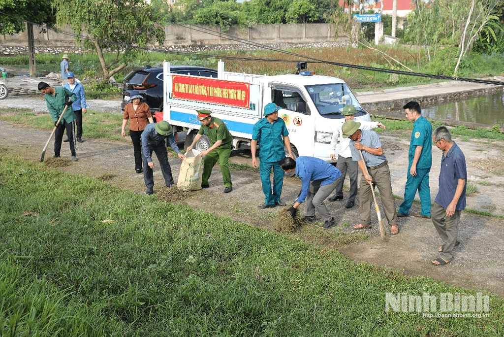 Cán bộ, công chức, người lao động các cơ quan, đơn vị và đảng viên, nhân dân trên địa bàn phường ra quân vệ sinh môi trường.