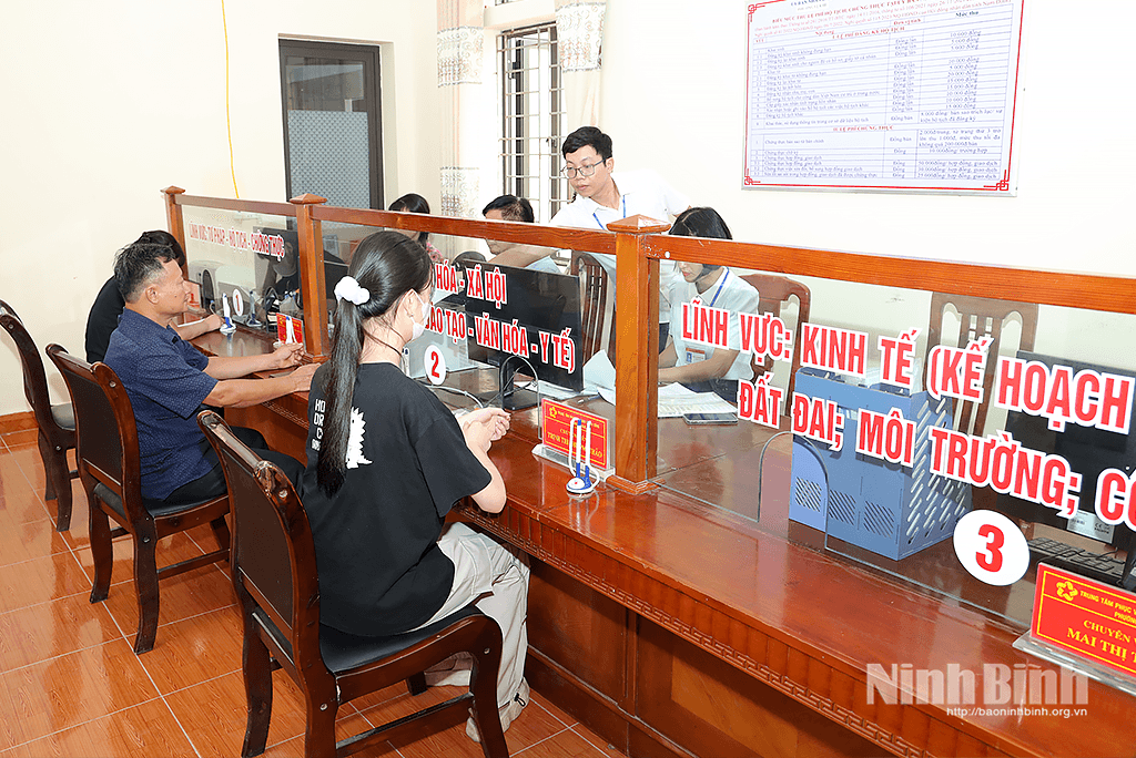 Cán bộ phường Vị Khê hướng dẫn người dân làm thủ tục hành chính.