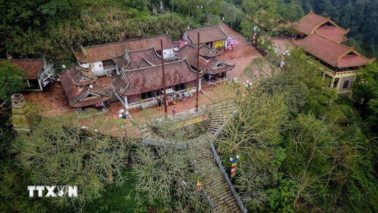 Chùa Hoa Yên thuộc Khu di tích lịch sử và danh thắng Yên Tử (Quảng Ninh). Chùa được dựng từ thời Lý và được tôn tạo nhiều lần trong lịch sử, lưng dựa vào núi trước mặt là 3 cây đại cổ thụ trên 700 năm tuổi (2021). (Ảnh: Thành Đạt/TTXVN)