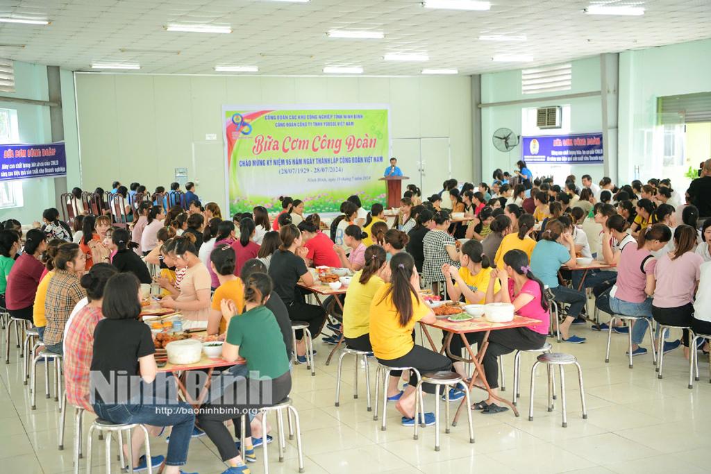 Công đoàn các khu công nghiệp tỉnh tổ chức Bữa cơm Công đoàn năm 2024 tại Công ty TNHH Yoosol Việt Nam (Khu công nghiệp Gián Khẩu). Ảnh: Trường Giang
