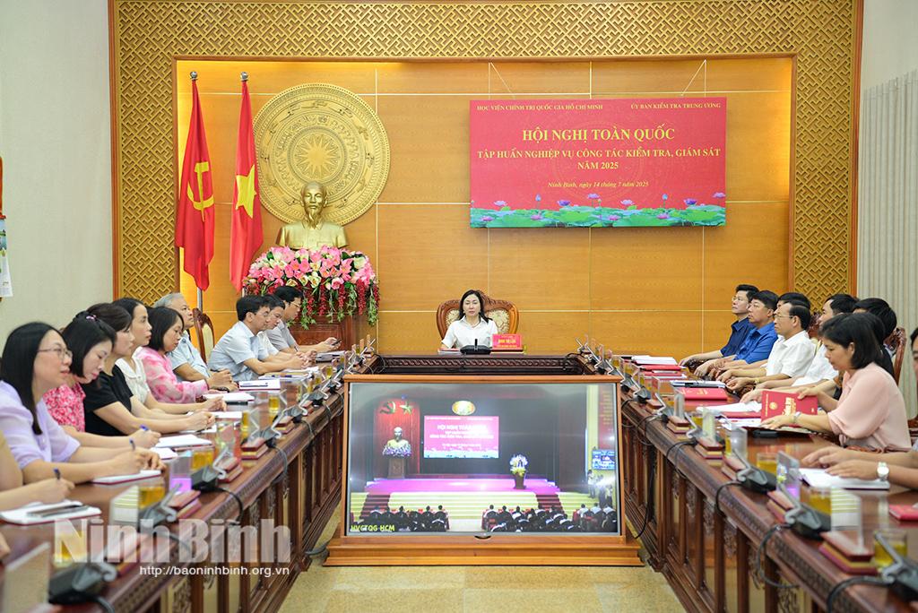 Các đại biểu dự hội nghị tại điểm cầu Ninh Bình.