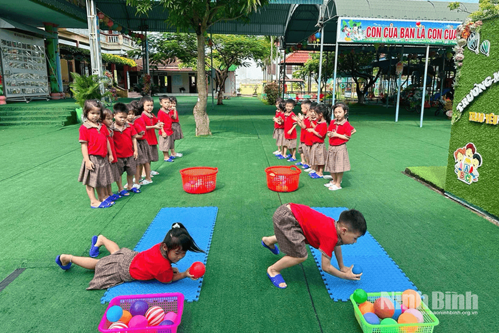 Các bé Trường Mầm non Nghĩa Sơn tham gia hoạt động vận động với bóng, phát triển khả năng phối hợp và phản xạ.