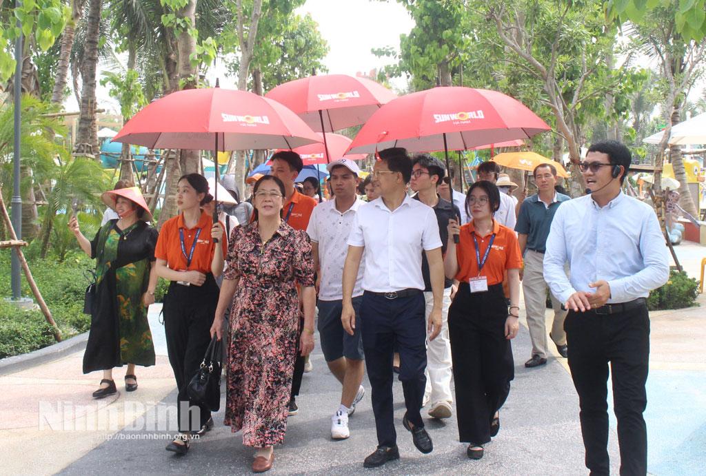 Đoàn khảo sát sản phẩm du lịch Công viên nước Sun World Hà Nam.