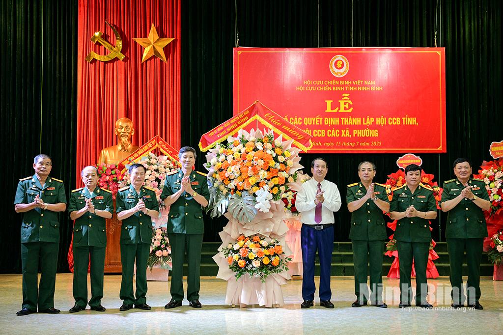 Đồng chí Mai Văn Tuất, Phó Bí thư Tỉnh ủy, Chủ tịch Uỷ ban MTTQ Việt Nam tỉnh tặng hoa chúc mừng Hội Cựu chiến binh tỉnh.