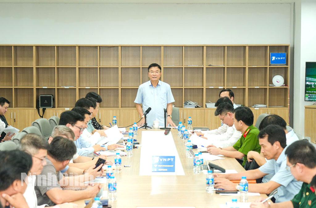 Phó Thủ tướng Lê Thành Long làm việc với các bộ, ngành, chủ đầu tư, nhà thầu tại cơ sở 2 Bệnh viện Bạch Mai. Ảnh: Nguyễn Huy