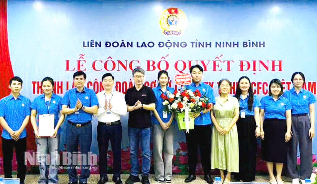 Đại diện lãnh đạo Uỷ ban MTTQ Việt Nam tỉnh, LĐLĐ tỉnh tặng hoa, trao Quyết định thành lập CĐCS cho đơn vị.