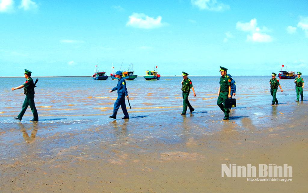Cán bộ, chiến sĩ đồn Biên phòng Ba Lạt phối hợp với dân quân xã tuần tra đảm bảo an ninh trật tự khu vực biên giới biển của tỉnh. Ảnh: Quốc Việt