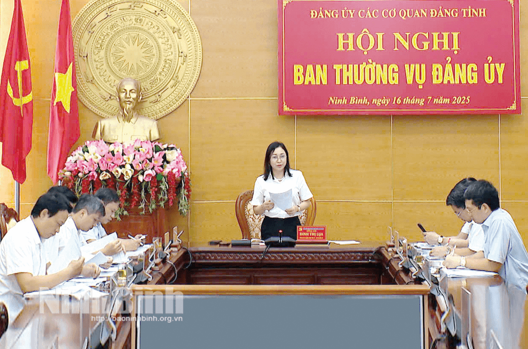 Đồng chí Đinh Thị Lụa, Phó Bí thư Thường trực Tỉnh ủy, Bí thư Đảng ủy các cơ quan Đảng tỉnh phát biểu tại Hội nghị Ban Thường vụ Đảng ủy các cơ quan Đảng tỉnh.