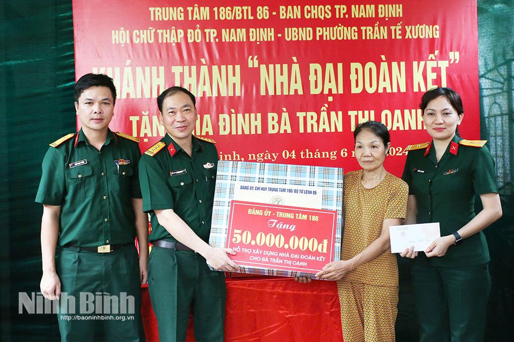 Bộ Tư lệnh 86 phối hợp với địa phương khánh thành và bàn giao "Nhà đại đoàn kết" tặng bà Trần Thị Oanh, là hộ nghèo, ở phường Nam Định (phường Trần Tế Xương, thành phố Nam Định cũ).