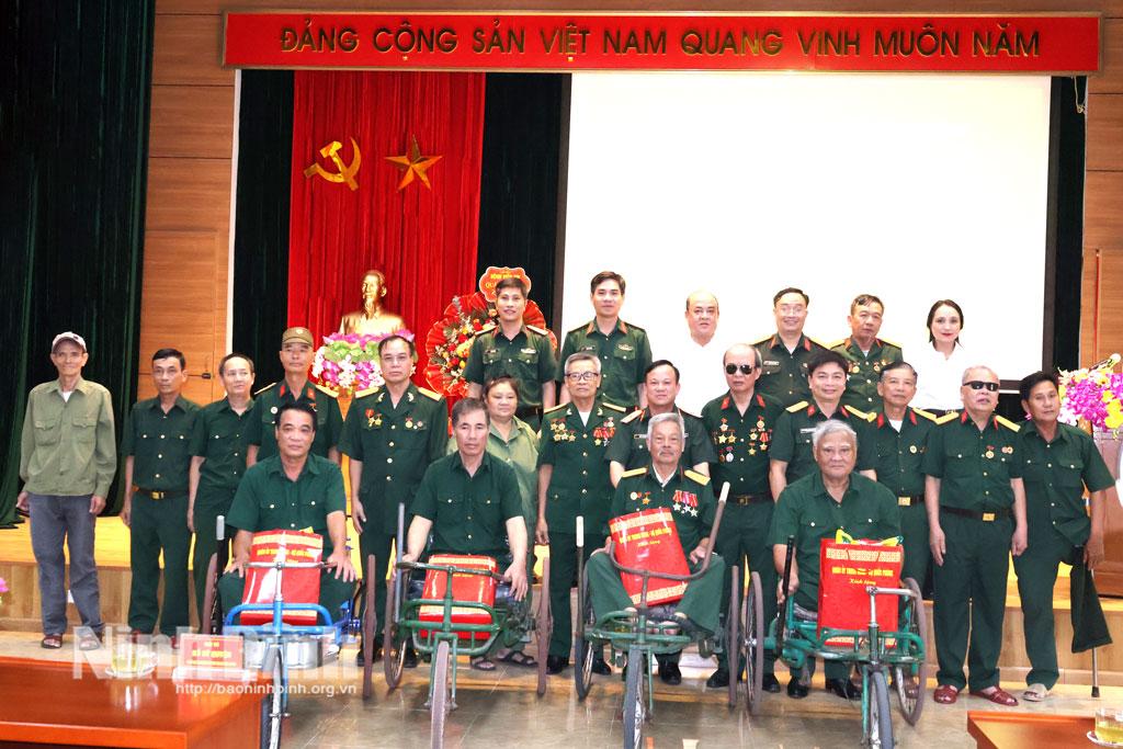 Các đồng chí trong Đoàn công tác chụp ảnh lưu niệm với các thương, bệnh binh.