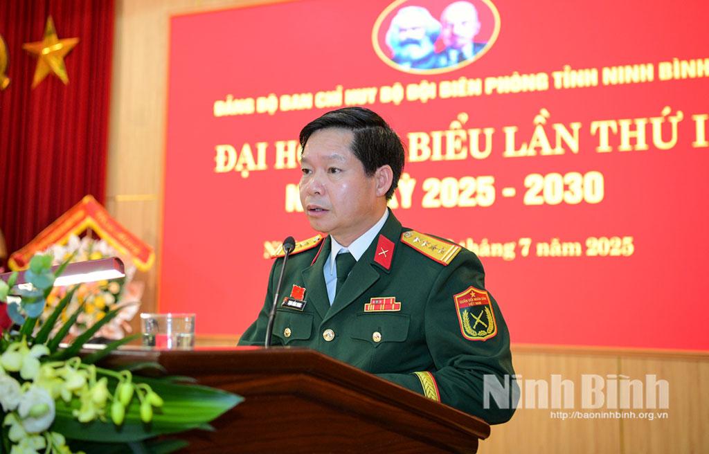 Đồng chí Đại tá Trịnh Hồng Phong, Ủy viên Ban TVTU, Chỉ huy trưởng Bộ Chỉ huy Quân sự tỉnh phát biểu chỉ đạo và tặng hoa chúc mừng Đại hội.