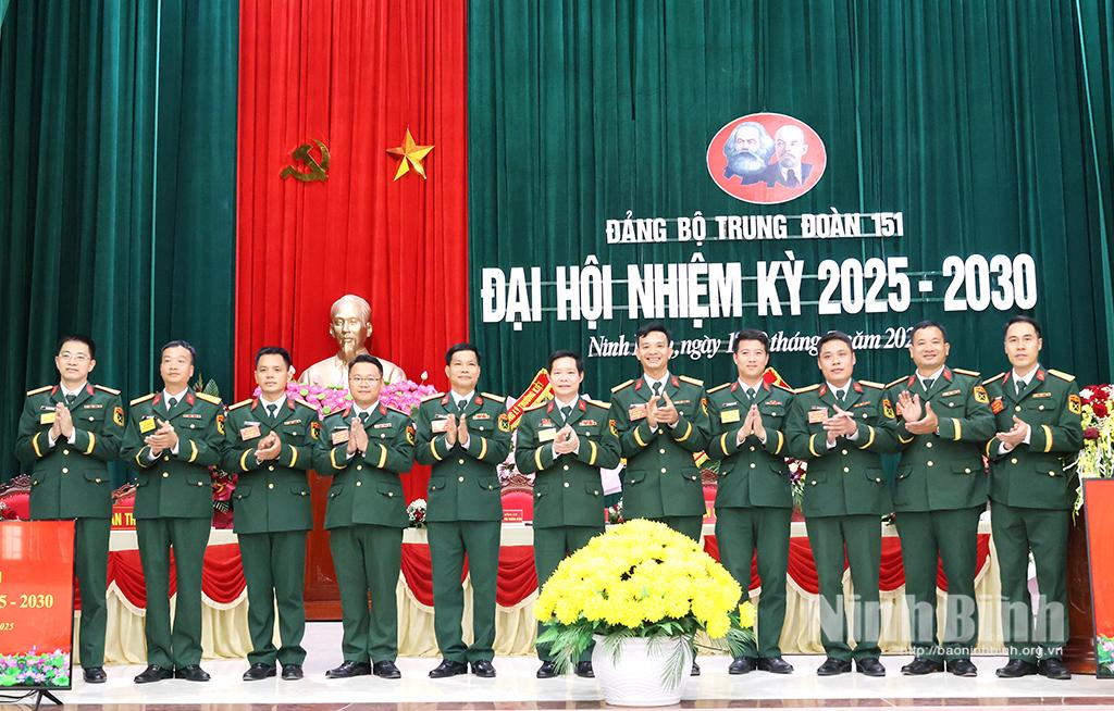 Đại tá Trịnh Hồng Phong, Ủy viên Ban Thường vụ Tỉnh ủy, Chỉ huy trưởng Bộ CHQS tỉnh (đứng giữa) chúc mừng Ban Chấp hành Đảng bộ Trung đoàn 151 nhiệm kỳ 2025-2030.