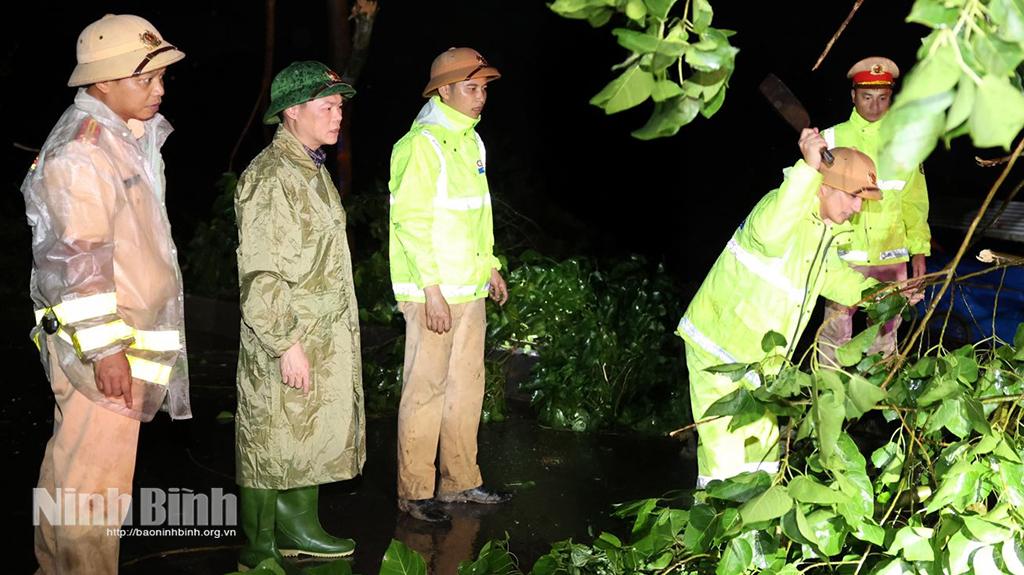 Đồng chí Đại tá Nguyễn Hữu Mạnh, Ủy viên Ban TVTU, Giám đốc Công an tỉnh trực tiếp đến hiện trường chỉ đạo công tác phòng, chống cơn bão số 3