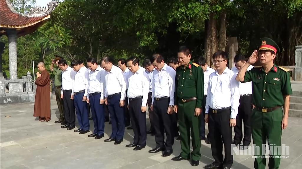 Đoàn đại biểu tỉnh Ninh Bình dâng hương tại Nghĩa trang Liệt sĩ quốc gia Trường Sơn.