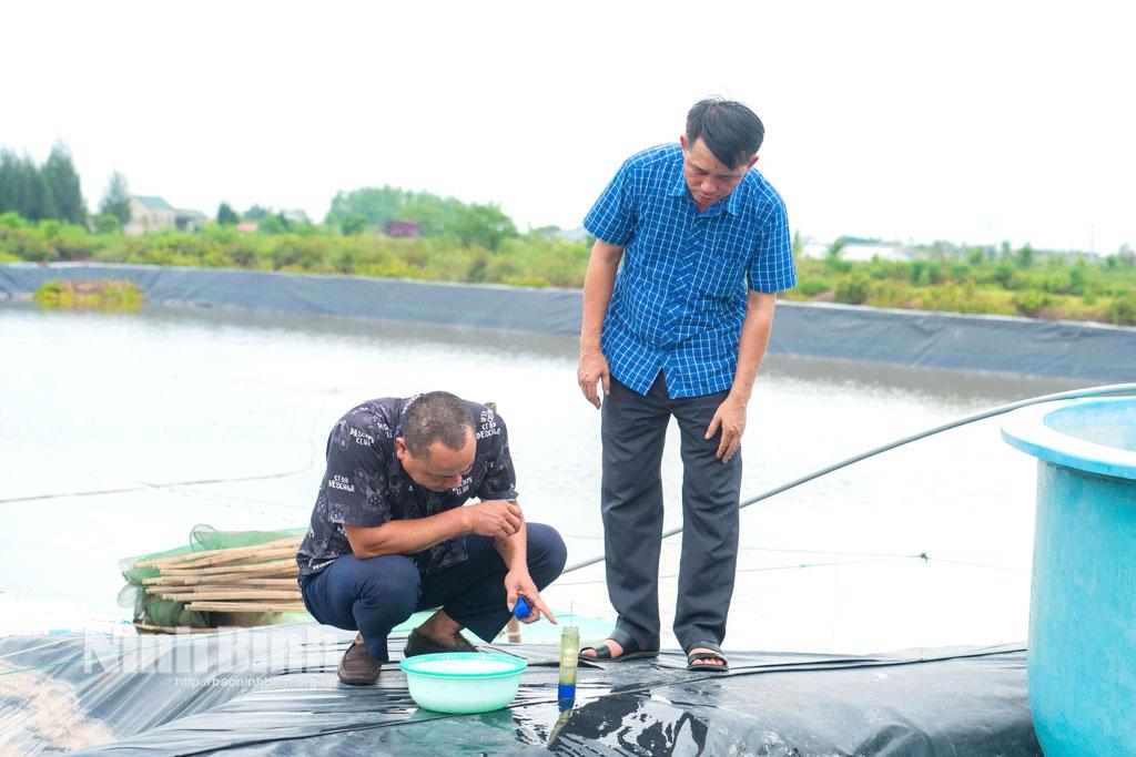 Cán bộ kỹ thuật hướng dẫn người dân kiểm tra các yếu tố môi trường nước để kịp thời xử lý, tránh cho con nuôi thủy sản bị sốc môi trường.